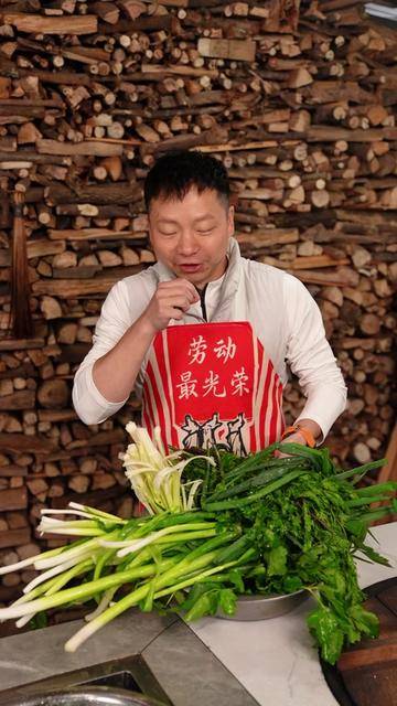 周末在小院现炒火锅底料，三五好友一起吃火锅绝色女神水嫩泳池美女珍藏版