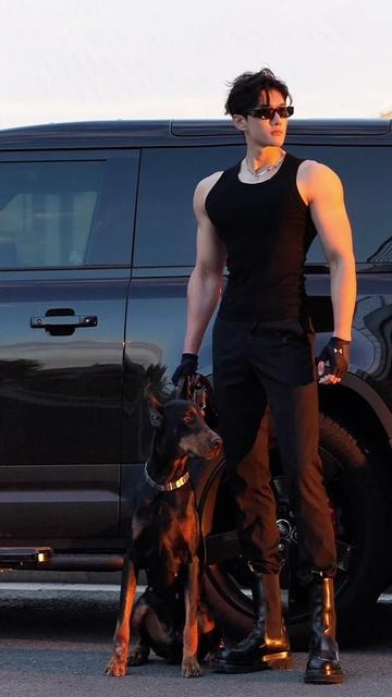 必看高贵班花街头私藏有一种黑 叫 杜宾黑第2张