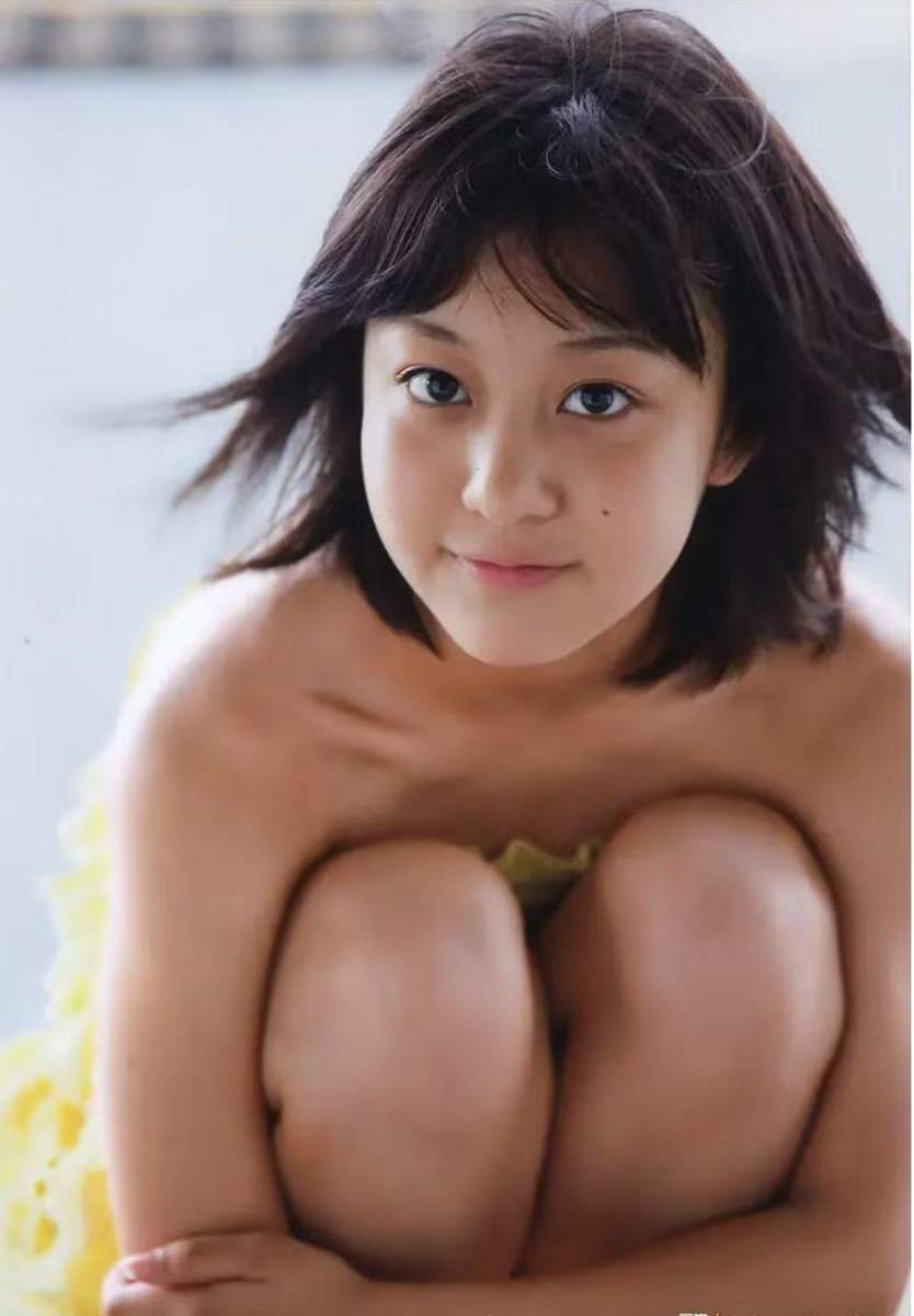 顶流校园风丰满镜前游戏女神种草萩原舞写真集