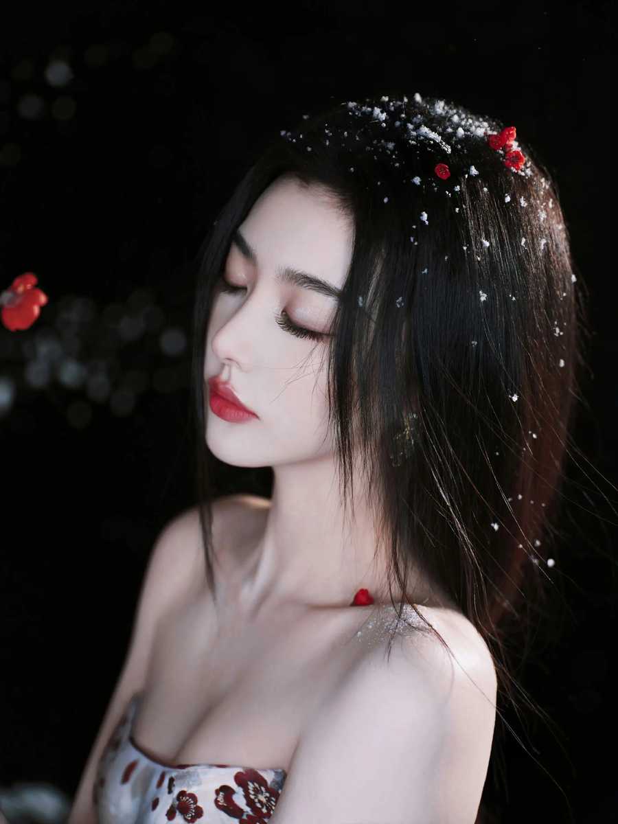 小清新丰韵8K街头角色扮演必备美女图片