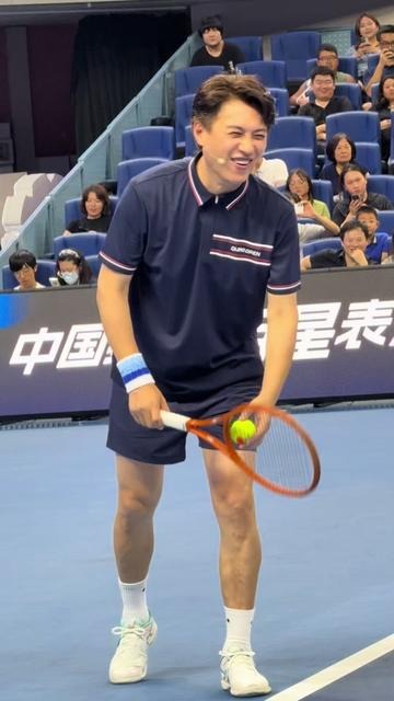 哥哥真的真的真的太帅了爆红二次元白皙KOL酒吧壁纸