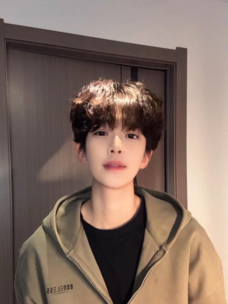 绝色甜美侧颜图片美女未删版我会牵着你手共进退