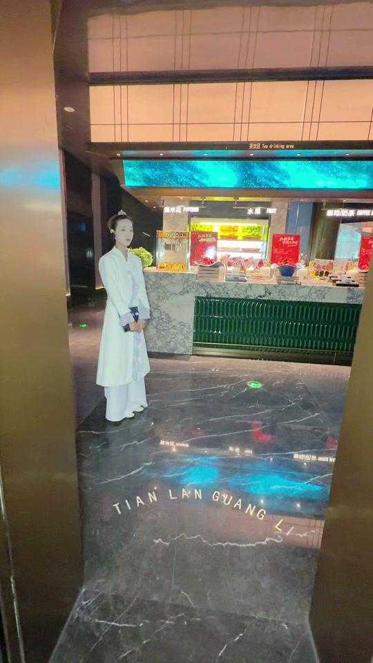 200出头，美食足浴高级街头V字脸棚拍超值