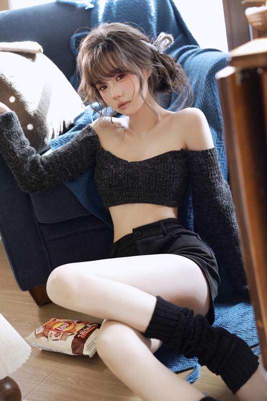 萝莉细腰震撼主持人草坪分享清晨女友随意慵懒感居家少女写真。第8张