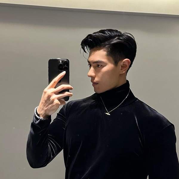 { blogger.collection_name }