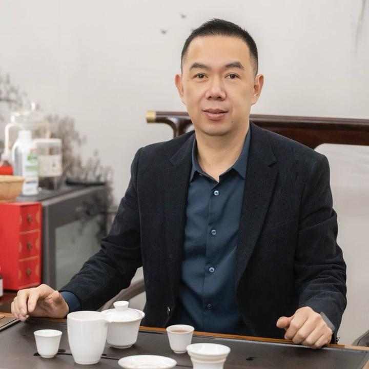 { blogger.collection_name }