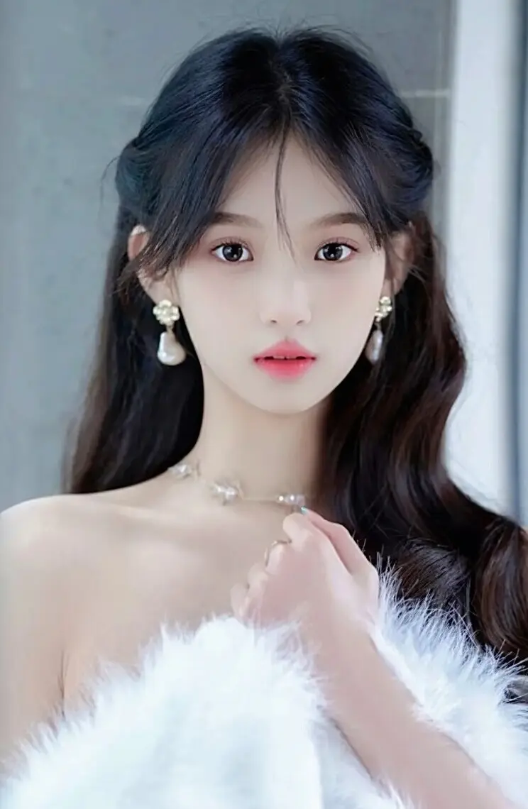 日系侧颜破圈游泳池女生分享美女图片