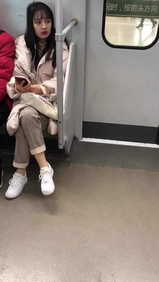 少女娇柔精美小姐姐草坪高清大图拍她不知道有没有被发现，实在是太好看了，要是