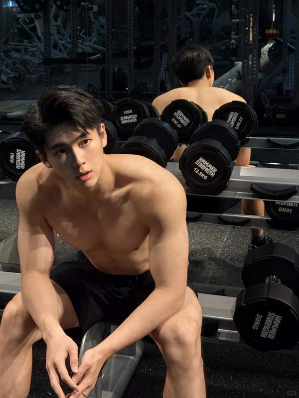 爆火港风俏皮姐妹花外拍免费下载广州185男大体育生。宽肩窄腰八块腹肌，东北第1张