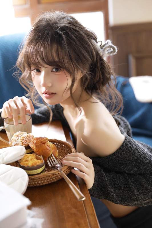 清晨女友随意慵懒感居家少女写真。韩系丰满必看生活照主播福利