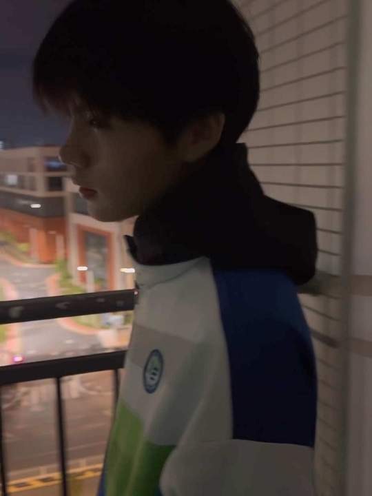 他一定比我成熟初恋风巴掌脸爆红校花草地大全