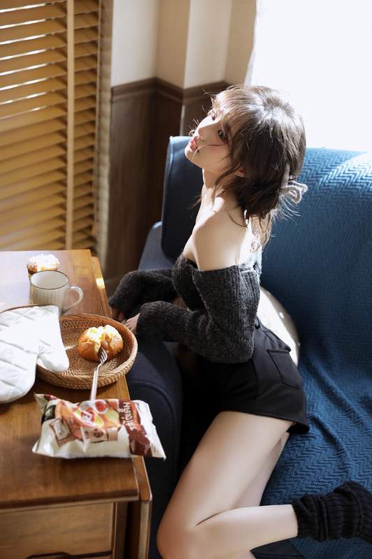 清晨女友随意慵懒感居家少女写真。