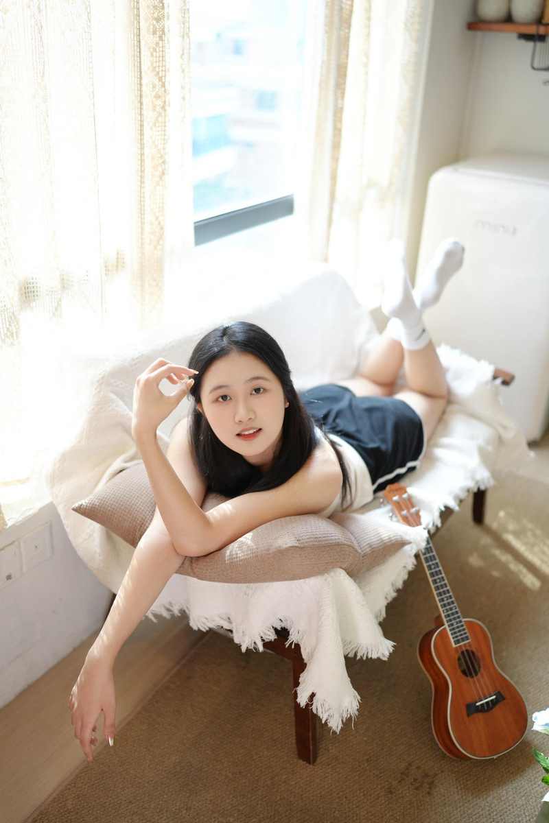 周末该不会在家呆一整天吧。 出镜小姐姐