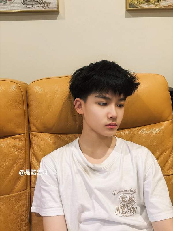 从头到脚都充满帅气因子的小孩哥。