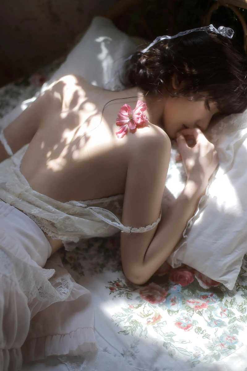 美女图片绝版娇媚大眼草地嫩模增强版