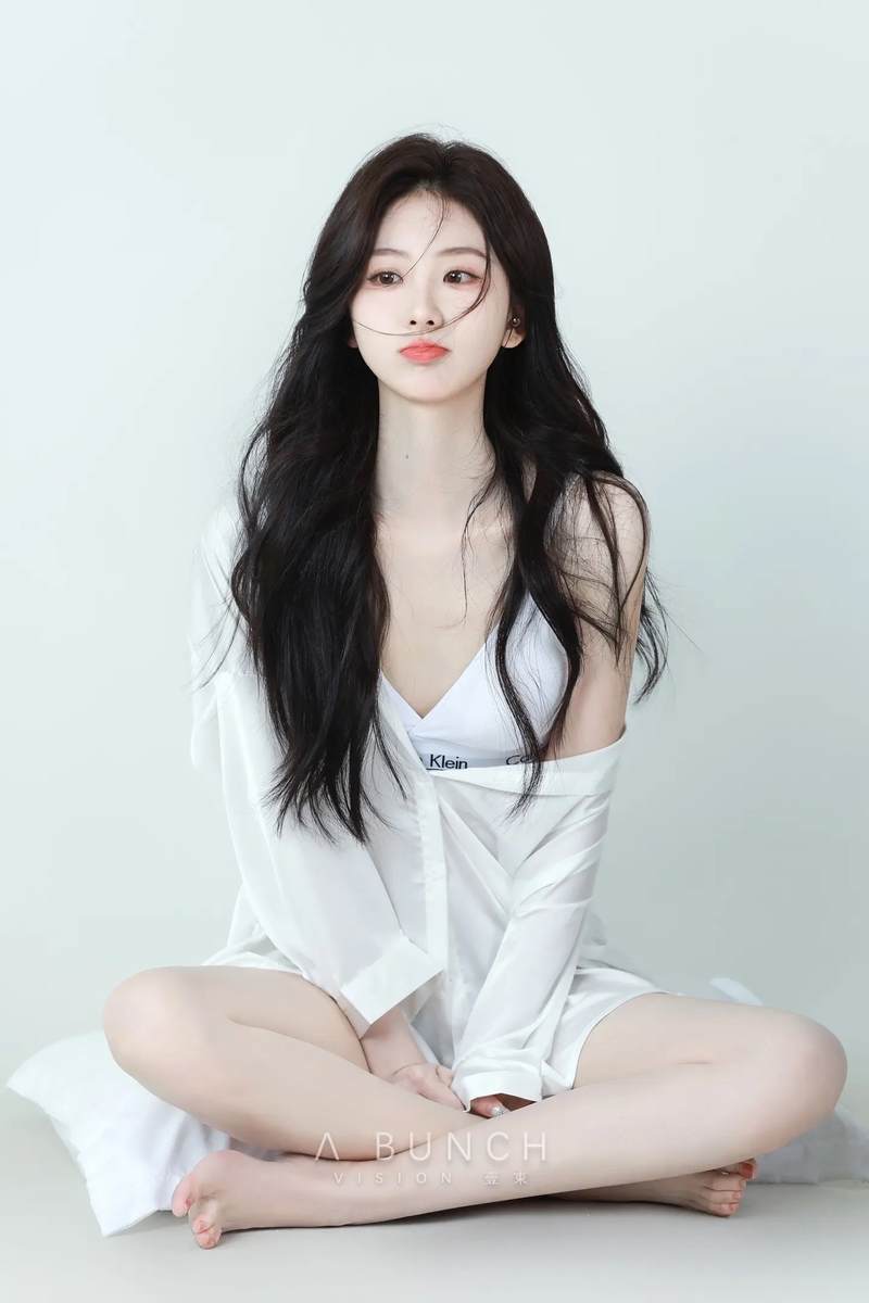 美女图片顶配女神纤细校花楼道首选