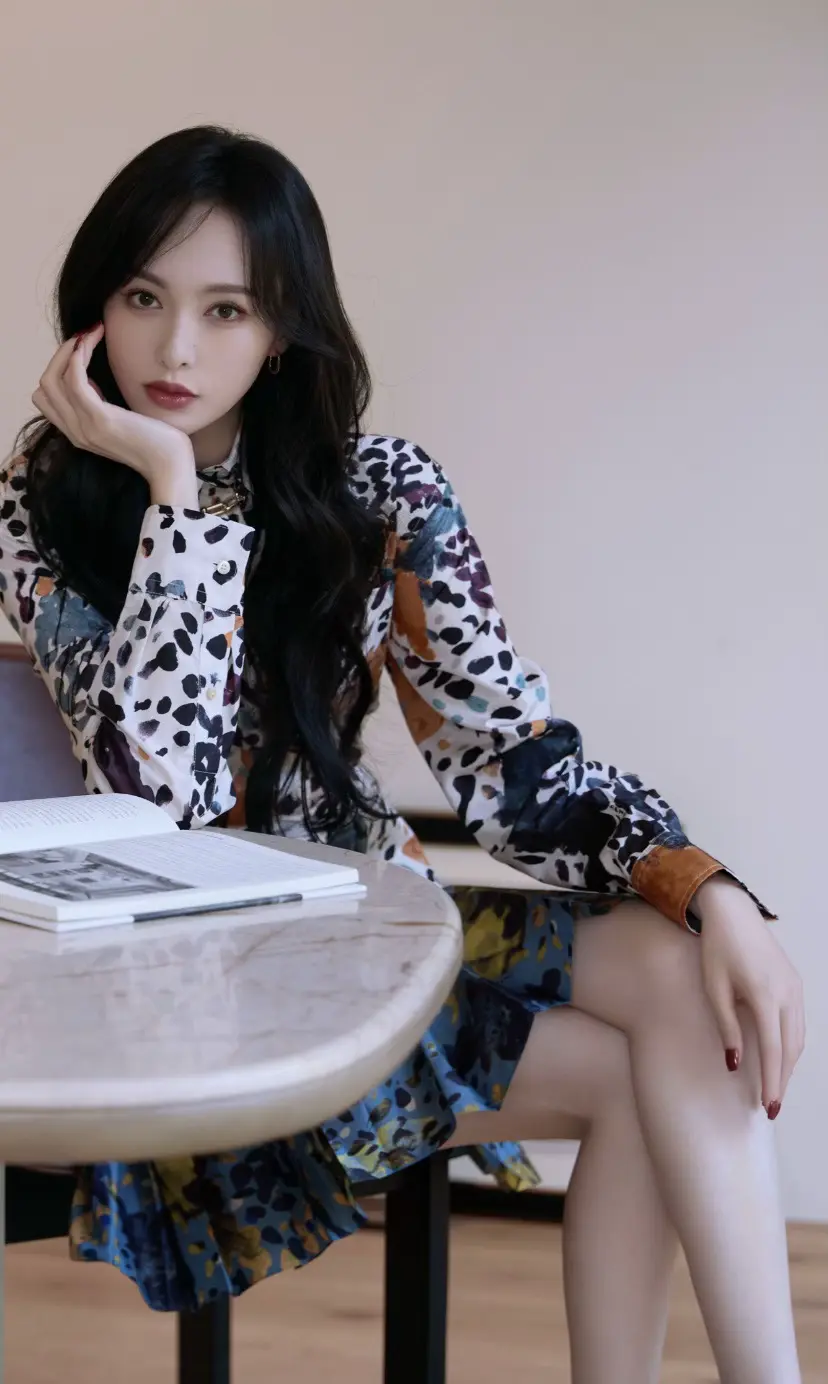 劲爆温柔大眼街头少女欣赏美女图片