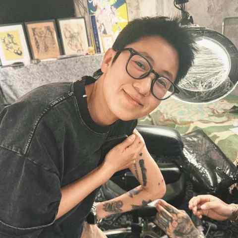 { blogger.collection_name }