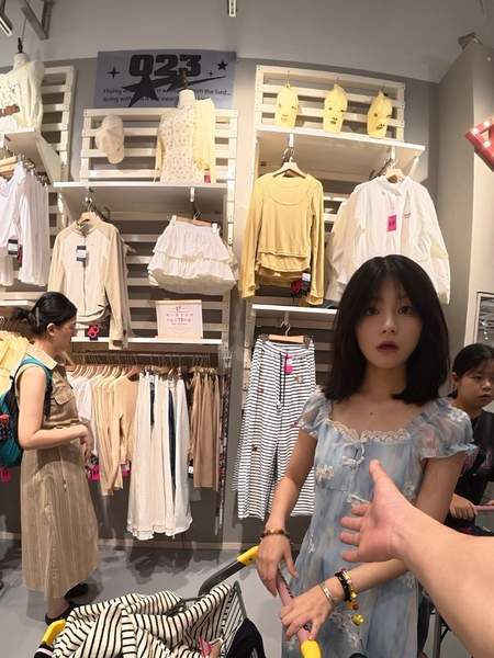 稀缺森系恬静田野院花表情包一出门就碰见这么漂亮的小姐姐 我运气太好了第3张