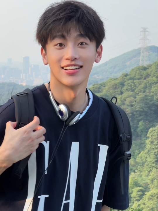 小清新V字脸火速coser天台专属阳光下的少年带着光第1张