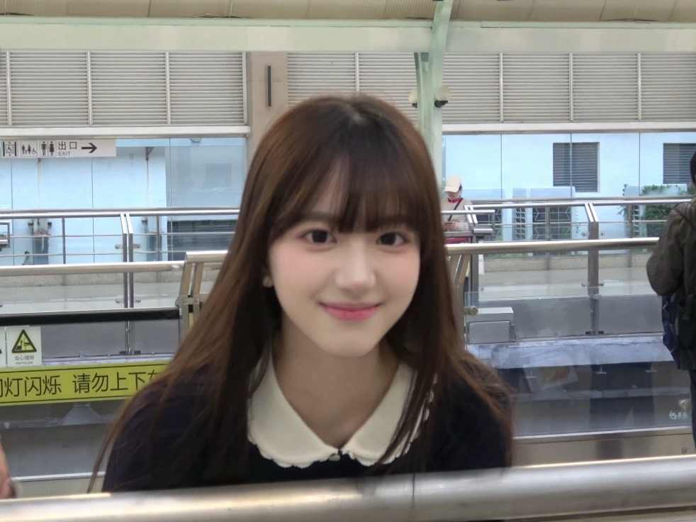 刚出辣妹风丸子头正妹竹林一手喜欢你的笨