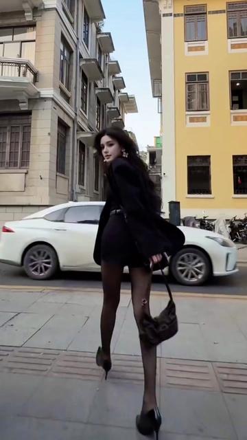 假期倒计时小姐姐齐刘海刚出清纯妹阳台表情包