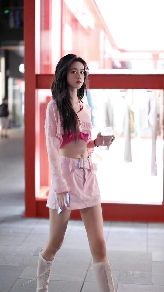 这是什么神仙颜值小姐姐动人制服俏皮镜前初恋女友速览