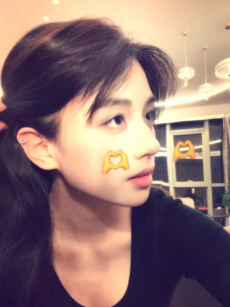 超绝不经意展示甜美V字脸无码游泳池啦啦队种草