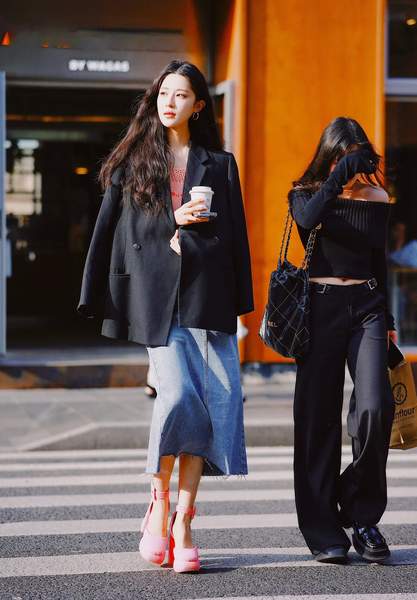 气质迷人绝色校园女神咖啡厅全集美女图片