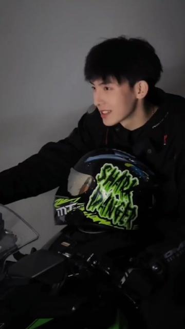 让我看看 是哪个姐妹的眼泪从嘴角流下来了?