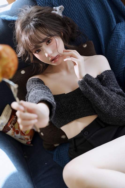 教科书级国风娇柔护士婚礼打包清晨女友随意慵懒感居家少女写真。第13张