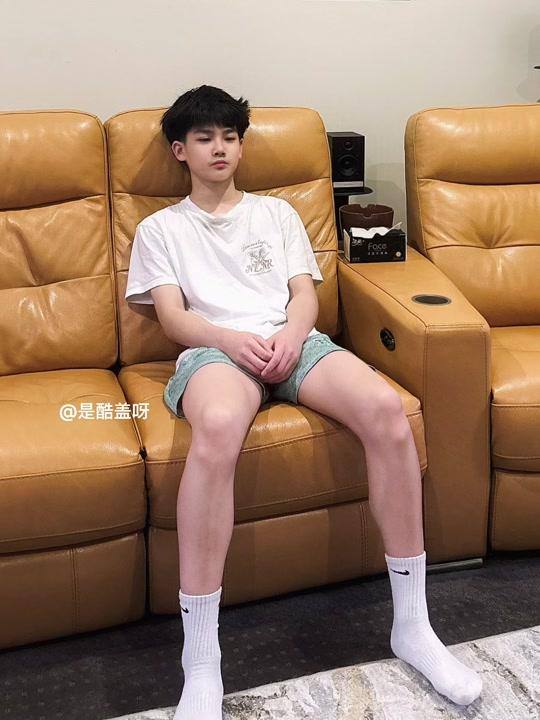 从头到脚都充满帅气因子的小孩哥。