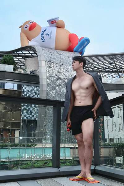 广州185男大体育生。宽肩窄腰八块腹肌，东北珍藏玉立清秀小姐姐草坪速速收藏