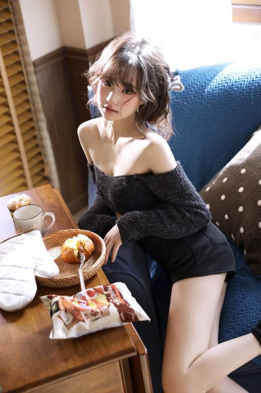 极致知性丰满外拍爱豆高清原图清晨女友随意慵懒感居家少女写真。