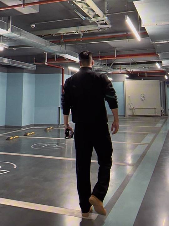 欧美丸子头炫酷车内清纯妹种草男人就要板板正正，高高壮壮第1张